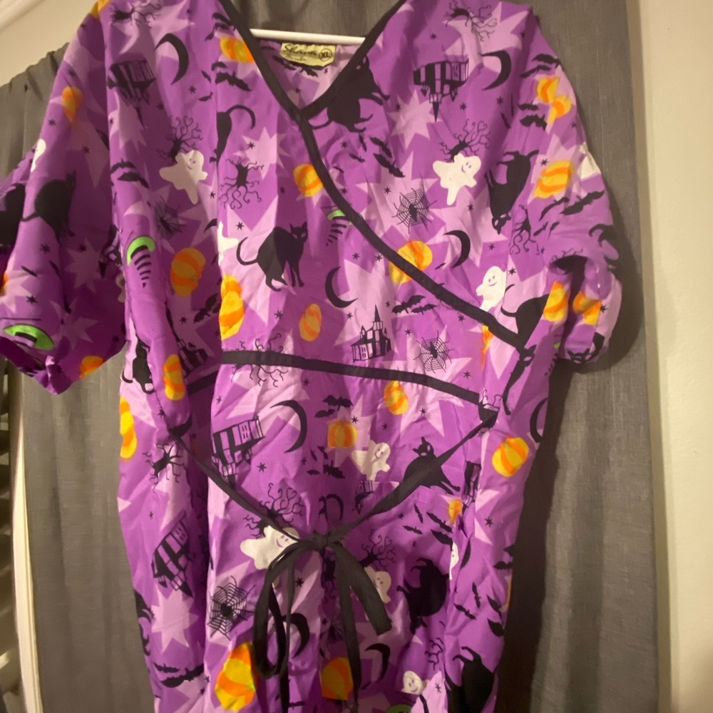 Halloween printed scrub top. Size XL.